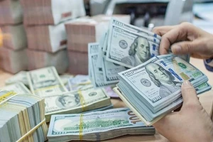 Giá USD tự do giảm sâu dưới 25.000 đồng/USD