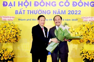 Ông Trần Ngô Phúc Vũ (bên phải) làm tân Chủ tịch HĐQT Nam A Bank