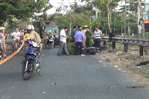 Công an phong tỏa, khám nghiệm hiện trường. Ảnh: ĐAN NGUYÊN