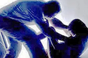 Nam thanh niên hiếp dâm bạn gái tuổi teen của bạn cùng phòng trọ
