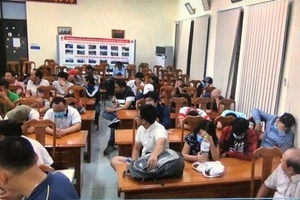 Hơn 70 đối tượng liên quan được đưa về trụ sở công an làm việc. Ảnh: ĐAN NGUYÊN