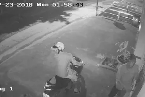 Hình ảnh cắt từ camera an ninh ghi nhận vụ việc. Ảnh cắt từ trích xuất camera