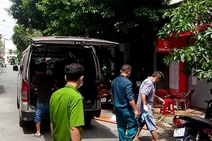Công an có mặt tại hiện trường. Ảnh: ĐAN NGUYÊN