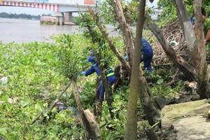 Công an có mặt tại hiện trường. Ảnh: ĐAN NGUYÊN