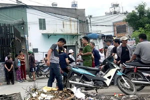 Công an có mặt ở hiện trường. Ảnh: ĐAN NGUYÊN