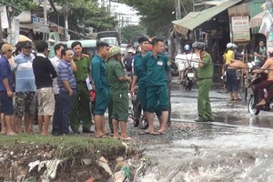 Lực lượng chức năng tại hiện trường. Ảnh: CHÍ THẠCH 