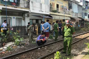 Công an khám nghiệm hiện trường. Ảnh: CHÍ THẠCH