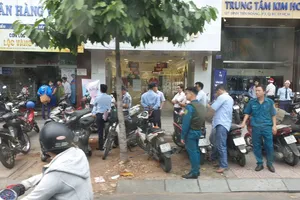Công an có mặt ở hiện trường. Ảnh: CHÍ THẠCH