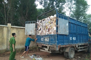 Công an bắt quả tang 7 xe chở hàng chục tấn rác thải ra môi trường