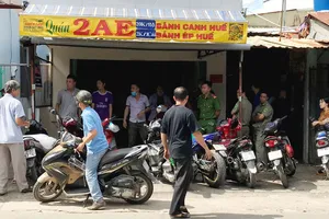 Công an tại hiện trường. Ảnh: CHÍ THẠCH
