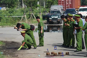 Công an khám nghiệm 1 vụ án trước đó. Ảnh: ĐAN NGUYÊN