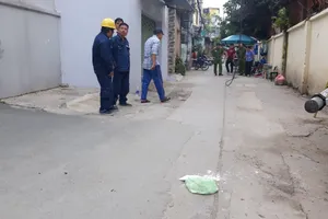 Công an cùng nhân viên điện lực tại hiện trường