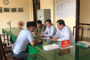 Cơ quan chức năng làm việc với đối tượng tung tin sai sự thật về dịch Covid-19 trên tài khoản Facebook cá nhân trước đó. Ảnh: VĂN THẮNG 