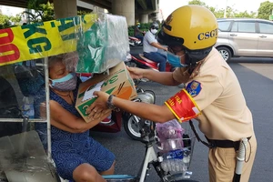 Lực lượng CSGT TPHCM đã tặng nhiều phần quà thiết thực hỗ trợ người dân có hoàn cảnh khó khăn. Ảnh: CA cung cấp