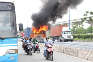 Ngọn lửa bùng cháy dữ dội