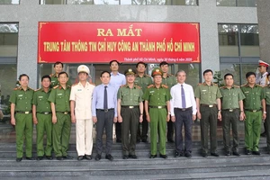 Các đồng chí lãnh đạo, đại biểu chụp hình lưu niệm tại buổi lễ ra mắt Trung tâm thông tin chỉ huy Công an TPHCM