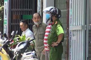 Công an có mặt tại hiện trường. Ảnh: CHÍ THẠCH