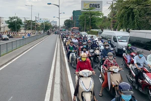 Giao thông ùn ứ kéo dài trên quốc lộ 13 đoạn dưới chân cầu Bình Triệu 1. Ảnh: CHÍ THẠCH 