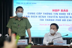 Đại tá Nguyễn Sỹ Quang, Phó Giám đốc Công an TPHCM phát biểu tại buổi họp báo ngày 3-12-2020. Ảnh: HOÀNG HÙNG