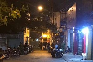 Công an phong tỏa, khám nghiệm 1 vụ án mạng trước đó. Ảnh: CHÍ THẠCH 