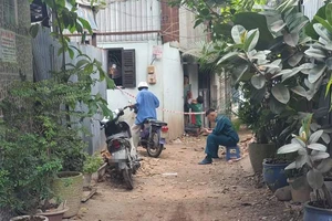 Công an phong toả khám nghiệm hiện trường. Ảnh: C.T