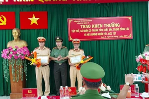 Khen thưởng 2 CSGT “mở đường” cho ô tô chở sản phụ đến bệnh viện