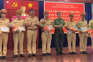 Công an TPHCM khen thưởng nhiều CSGT phòng chống tội phạm