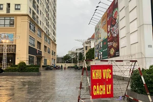 Phong toả chung cư Stown Thủ Đức do có ca nghi nhiễm Covid-19. Ảnh: CHÍ THẠCH 