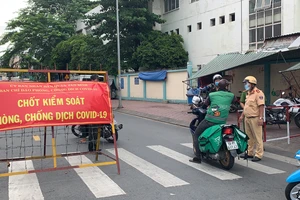 Công an quận 3 tuần tra kiểm soát trên địa bàn. Ảnh: CHÍ THẠCH 