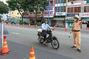 Công an quận 3 tuần tra kiểm soát trên địa bàn. Ảnh: DŨNG PHƯƠNG 