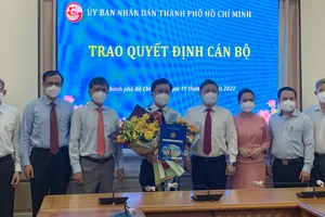 Phó Chủ tịch UBND TPHCM Dương Anh Đức và các đồng chí lãnh đạo TP, lãnh đạo sở chúc mừng ông Nguyễn Bảo Quốc. Ảnh: CHÍ THẠCH 