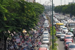 Hàng ngàn phương tiện ùn ứ kéo dài trên đại lộ Phạm Văn Đồng hướng về sân bay Tân Sơn Nhất