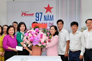 Trưởng Ban Nội Chính Thành ủy TPHCM thăm, chúc mừng Báo Quân đội Nhân dân tại TPHCM. Ảnh: CHÍ THẠCH 