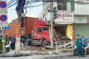 Sau khi tông vào tiệm vàng xe container mới dừng lại