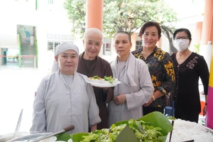 Chương trình ẩm thực chay vì sức khỏe môi trường và Buffet chay miễn phí. Ảnh: CHÍ THẠCH 