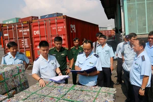 ực lượng chức năng kiểm tra thùng container trước đó