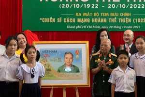 Ra mắt Bộ tem bưu chính Chiến sĩ cách mạng Hoàng Thế Thiện (1922-1995). Ảnh: C.T.