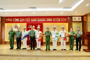 Thăng cấp bậc, điều động bổ nhiệm lãnh đạo các đơn vị Công an TPHCM. Ảnh: CA