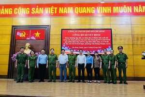 Khen thưởng tập thể, cá nhân có thành tích xuất sắc trong PCCC ở quận 12. Ảnh: A.N.