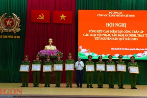 Phó Chủ tịch Ngô Minh Châu trao tặng bằng khen cho các cá nhân, tổ chức thuộc Công an TPHCM có thành tích xuất sắc