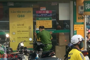 Công an phong tỏa kiểm tra chi nhánh Công ty F88 ở đường Lạc Long Quân, phường 9, quận Tân Bình, TPHCM