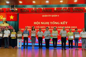 Lãnh đạo quận 6 tặng giấy khen cho các tập thể, cá nhân hoàn thành xuất sắc nhiệm vụ năm 2022 và 5 năm liền (2018-2022)