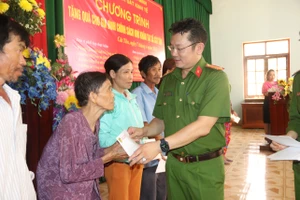 Lãnh đạo Phòng Cảnh sát Kinh tế, Công an TPHCM trao các phần quà