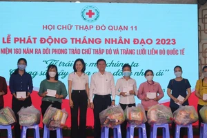 Trao tặng 175 phần quà cho người dân có hoàn cảnh khó khăn ở quận 11