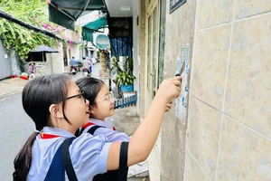 Học sinh đang bóc, xóa quảng cáo "tín dụng đen"