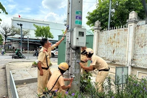 CSGT TPHCM bóc gỡ quảng cáo "tín dụng đen" ở trụ điện, tường nhà dân...