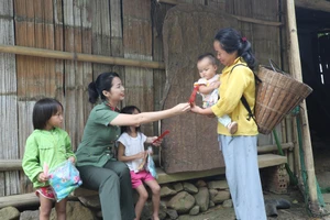 Công an TPHCM thăm, tặng quà cho các hoàn cảnh khó khăn