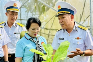 Đoàn công tác TPHCM thăm, tặng quà chiến sĩ và nhân dân trên đảo Hòn Đốc (tỉnh Kiên Giang). Ảnh: CHÍ THẠCH 