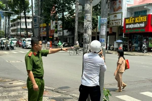 Công an đưa chủ nhà trọ bóc xóa chính những quảng cáo mà người này đã dán