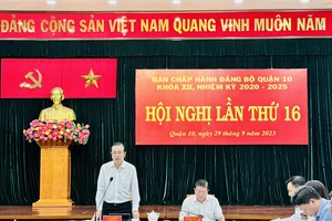 Bí thư Quận ủy quận 10 Lê Văn Minh phát biểu. Ảnh: CHÍ THẠCH